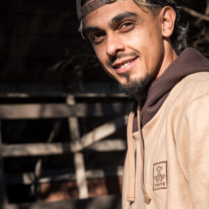 Buzo beige con capucha marrón - TINTE